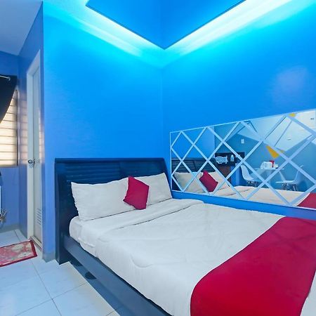 Oyo 896 Silverio Suites Manilla Buitenkant foto
