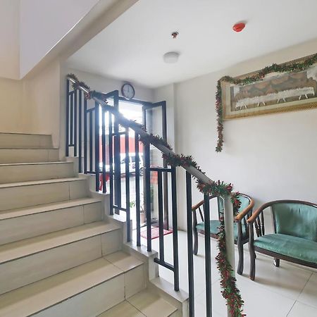 Oyo 896 Silverio Suites Manilla Buitenkant foto