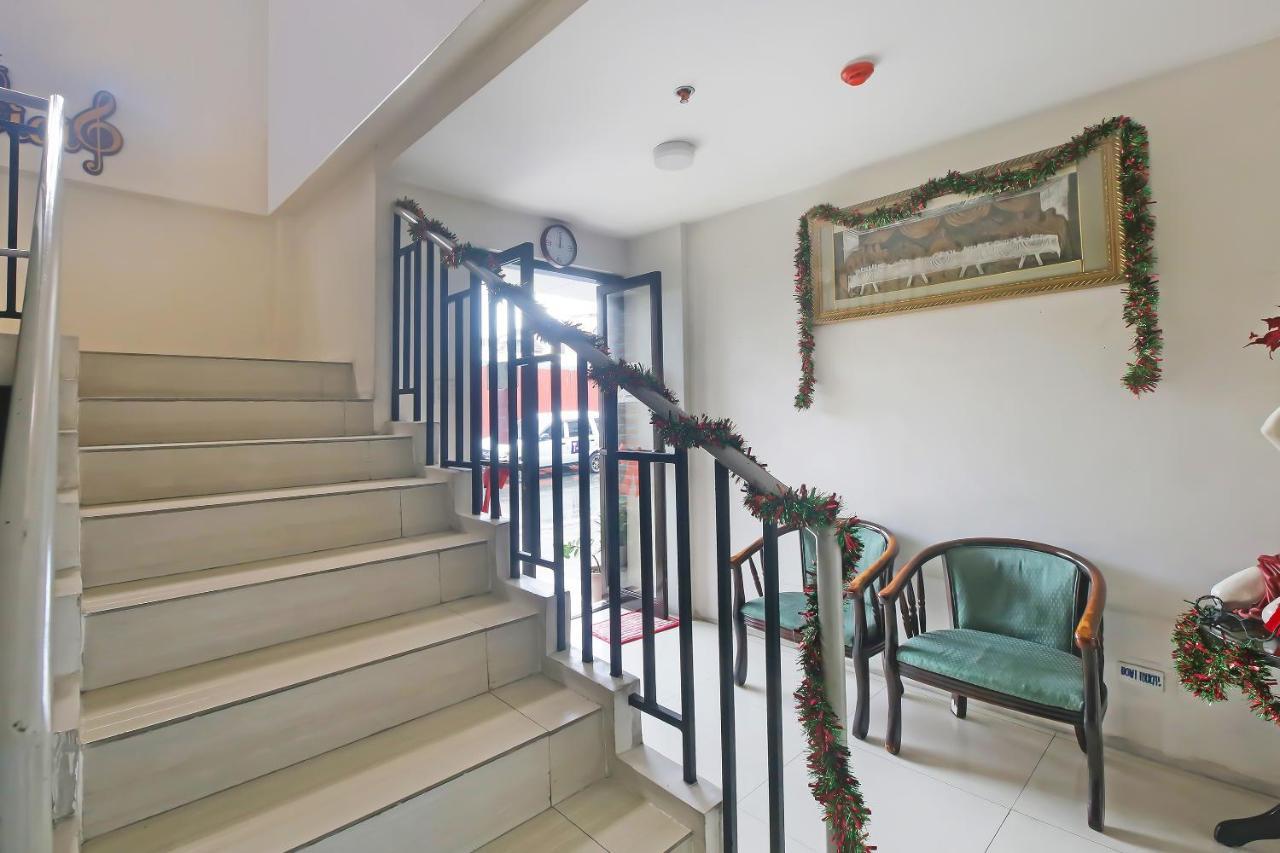 Oyo 896 Silverio Suites Manilla Buitenkant foto