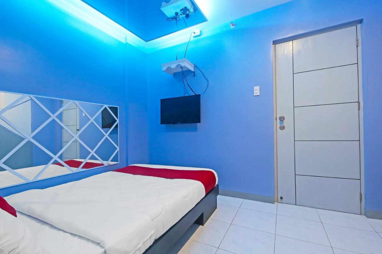 Oyo 896 Silverio Suites Manilla Buitenkant foto