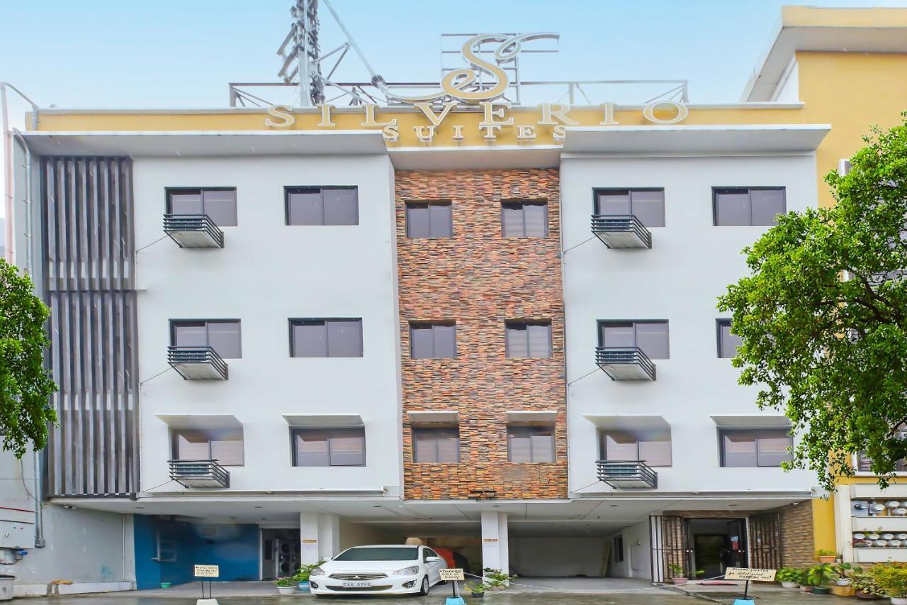Oyo 896 Silverio Suites Manilla Buitenkant foto