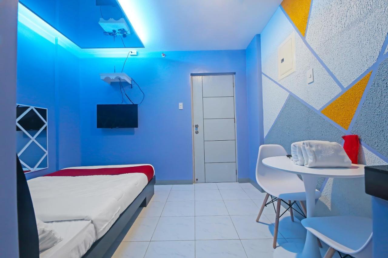Oyo 896 Silverio Suites Manilla Buitenkant foto