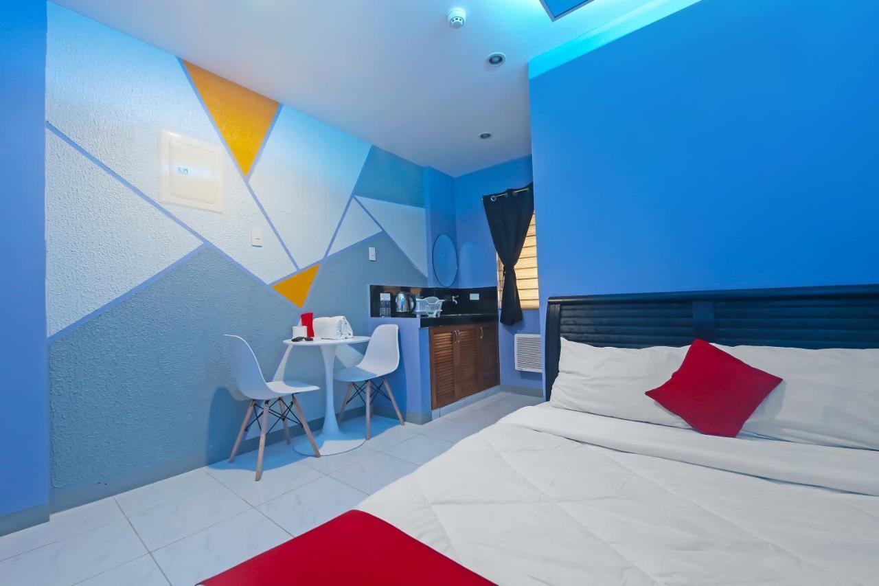 Oyo 896 Silverio Suites Manilla Buitenkant foto