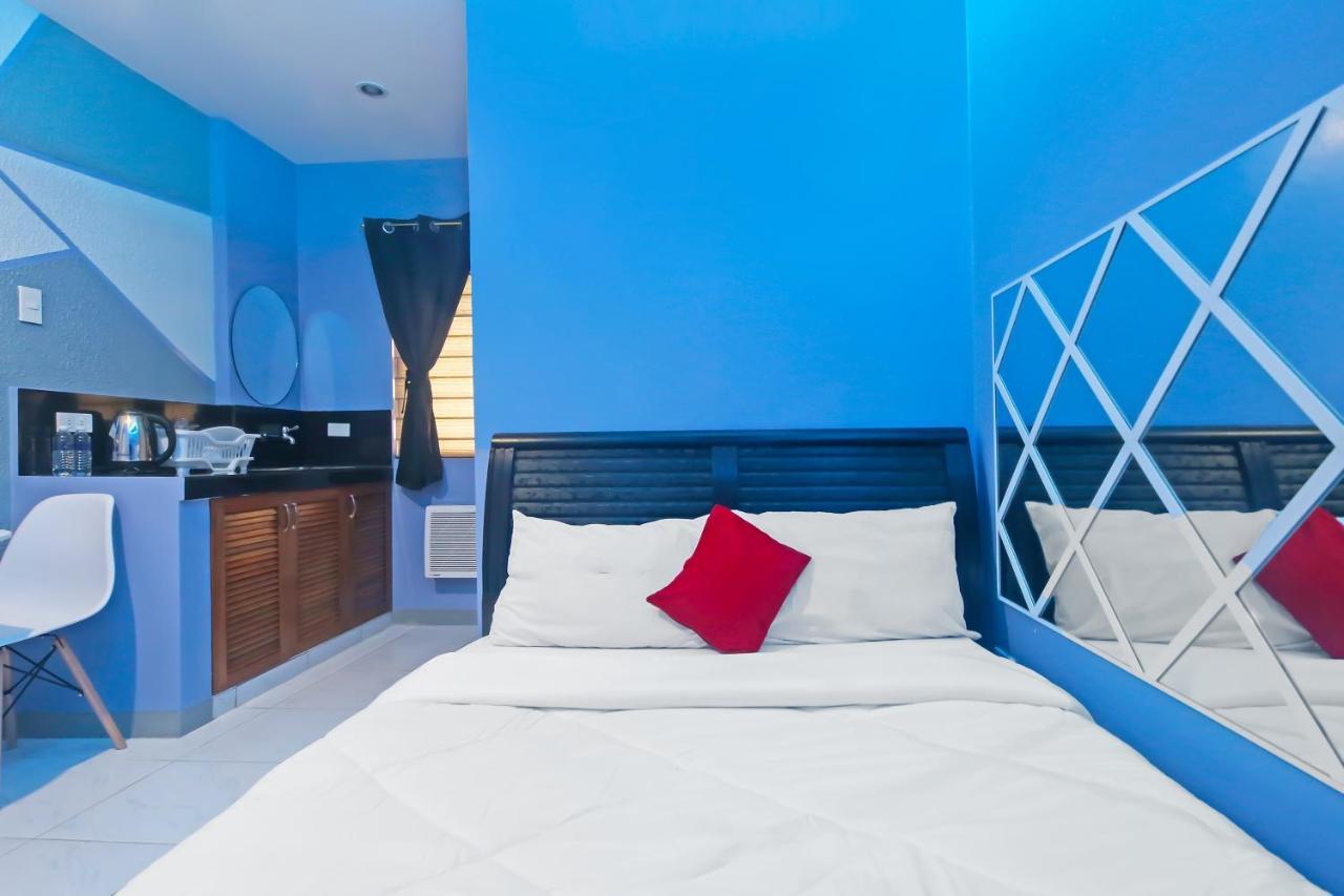 Oyo 896 Silverio Suites Manilla Buitenkant foto