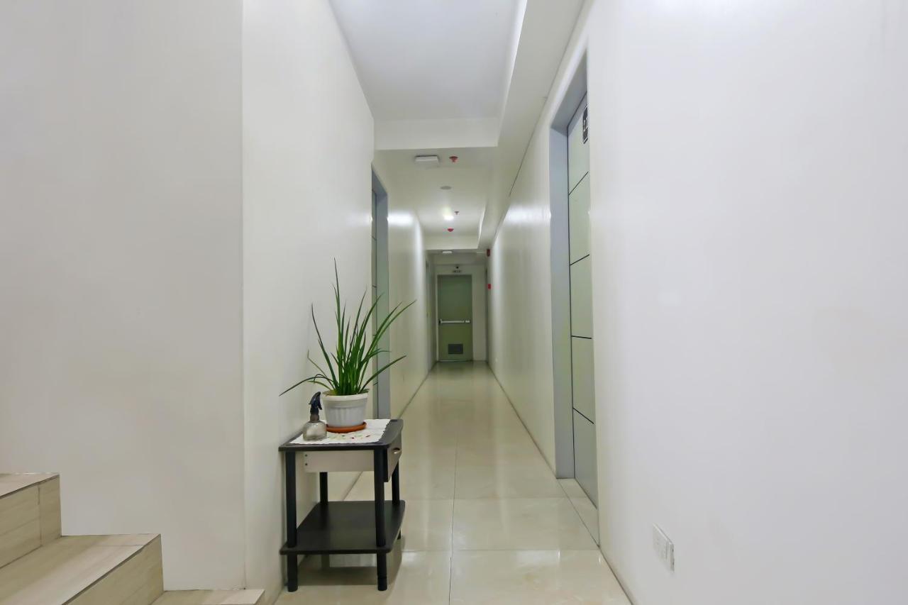 Oyo 896 Silverio Suites Manilla Buitenkant foto